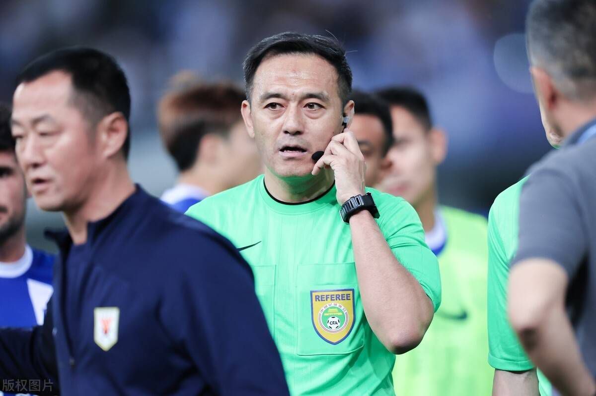 周韬从小得了先本性心脏病，对将来布满着消极立场，并一向思疑这个世界上，真的是不是存在比本身人命还要主要的人，她是不是就在我的身旁？周韬年数轻轻，成天混迹在堂弟周文的服装店，直到一天周韬不测启动了将来穿超出来的机械人D号，周韬用尽所有方式也甩不失落这个“高端产物”，无奈周韬率领着D号起头融进这个世界。逐步，周韬改变了曾想“扑灭世界”的消极立场，和四周的人，都因D号存在，发生了分歧影响……